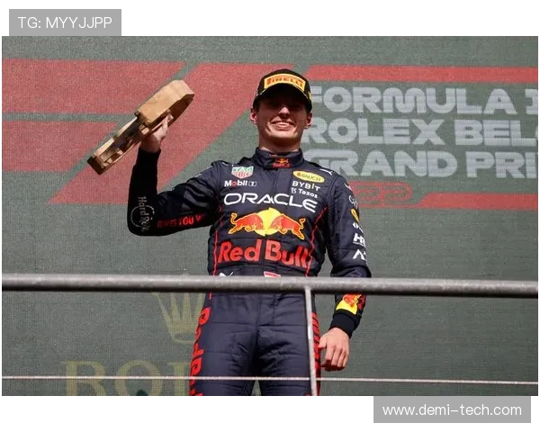 F1赛季最新动态:维斯塔潘再度夺冠 红牛车队展现统治力